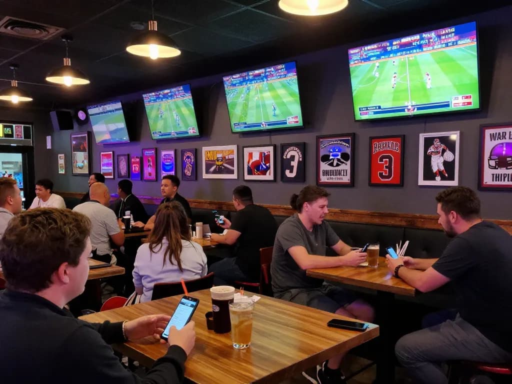 Momento emozionante in un bar scommesse di un bookmaker non AAMS con clienti entusiasti che guardano le partite e piazzano scommesse